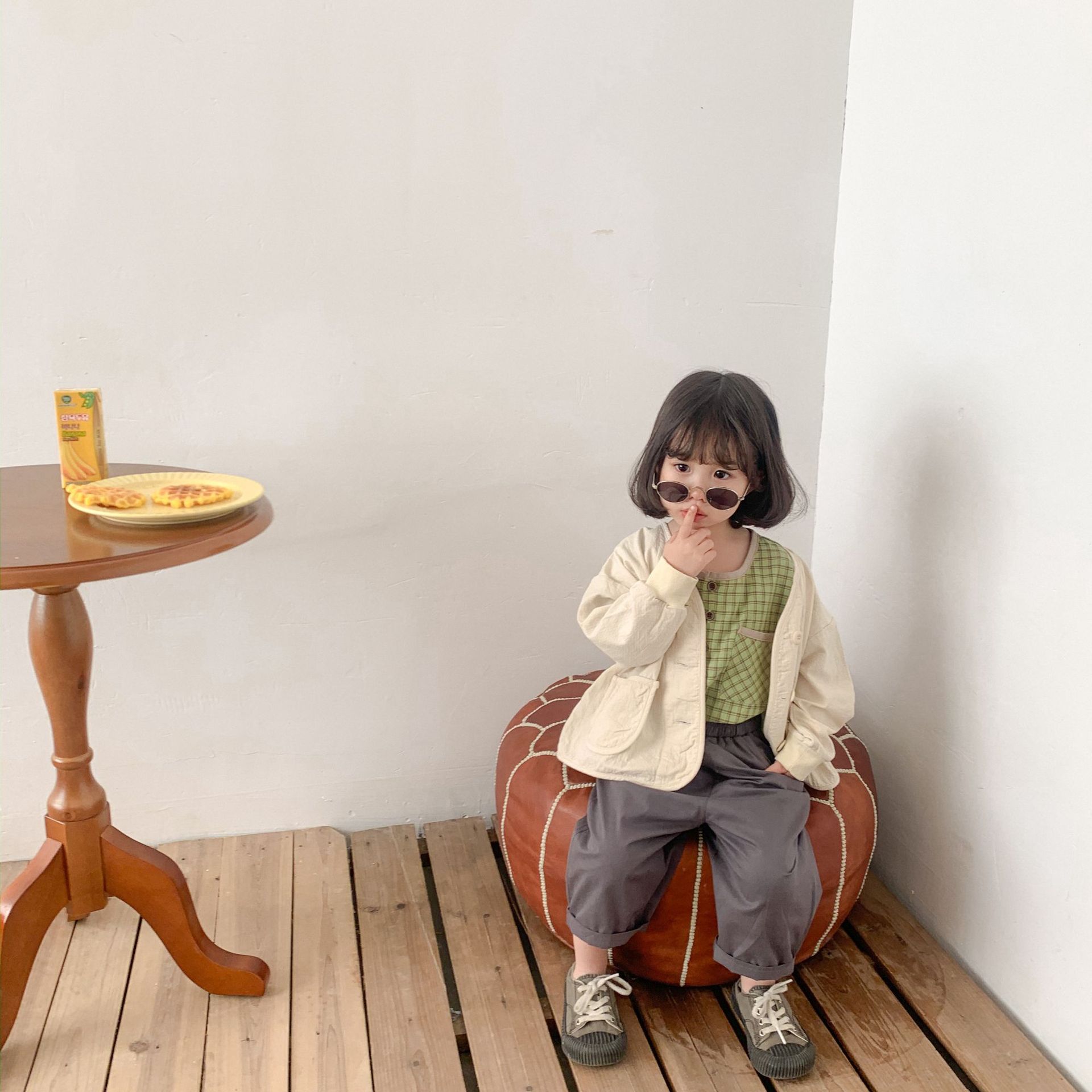 For the Spring and autumn of 2024, solid-color short jackets for children, a literary style for both boys and girls, and a small cardigan with a Japanese style as outerwear are all trendy pic 22