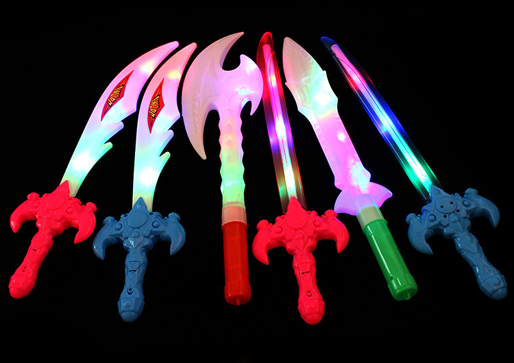 小号发光玩具刀剑 仿真弯月战斗发光斧头 地摊发光玩具热卖批发详情15