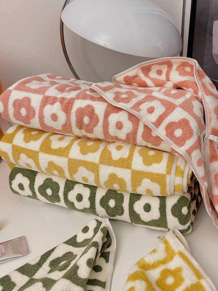 Futian coral velvet small flower bath towel is a cute and girlish towel for student dormitories and adult use. It is more absorbent than pure cotton pic 3