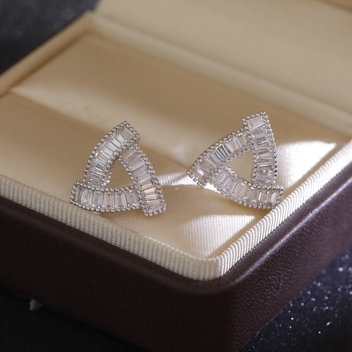 Hyacinth Super Flash Zircon hollowed-out triangular stud earrings are a light luxury and niche design for women, exuding a sense of sophistication and sophistication for commuting. They are exquisite and versatile earrings pic 3