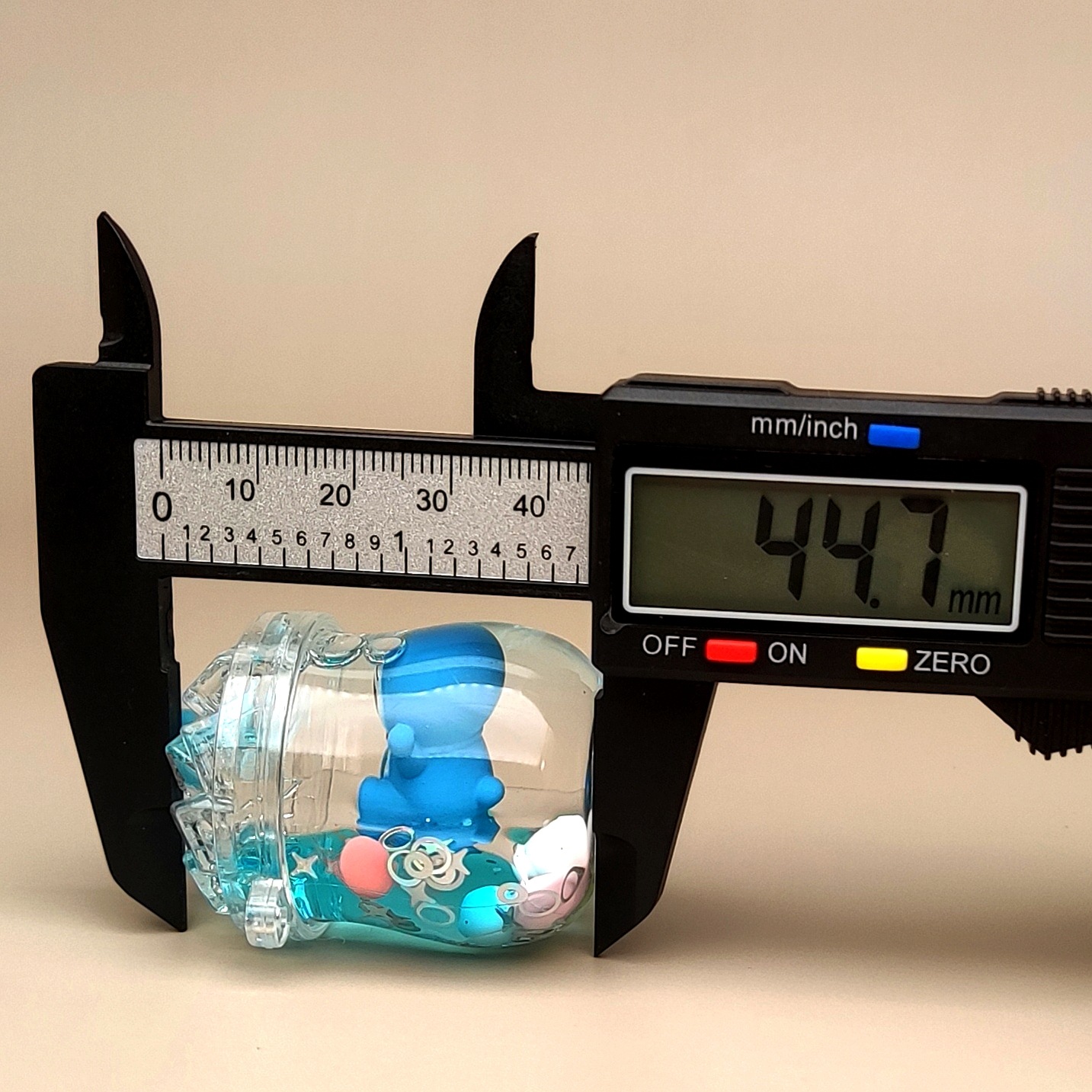 创意亚克力入油流沙瓶蓝色卡通钥匙扣香水汽车配饰桌面摆件饰品详情6