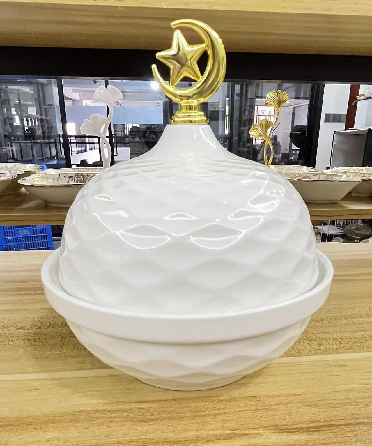 Light luxury home furnishings: multi-compartment fruit plates, dessert prints, covered bowls, European-style golden ceramic tea cups and plates, porcelain pic 23