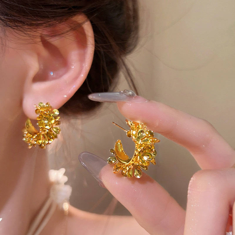 A variety of golden flower C-shaped earrings, a new bestseller for women in 2025, with a high-end feel and retro charm pic 4