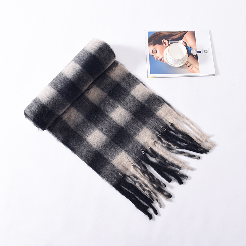 The Maillard scarf is a winter hit with a strong atmosphere. It features a mohair scarf for women with a high-end look and a new checkered scarf for men pic 2