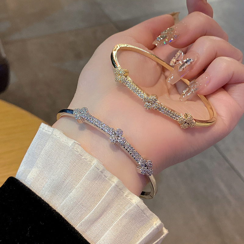 European and American cross-border fashion micro-inlaid four-leaf clover bracelet, copper material, retro trend, niche and trendy bracelet accessory, wristband pic 6