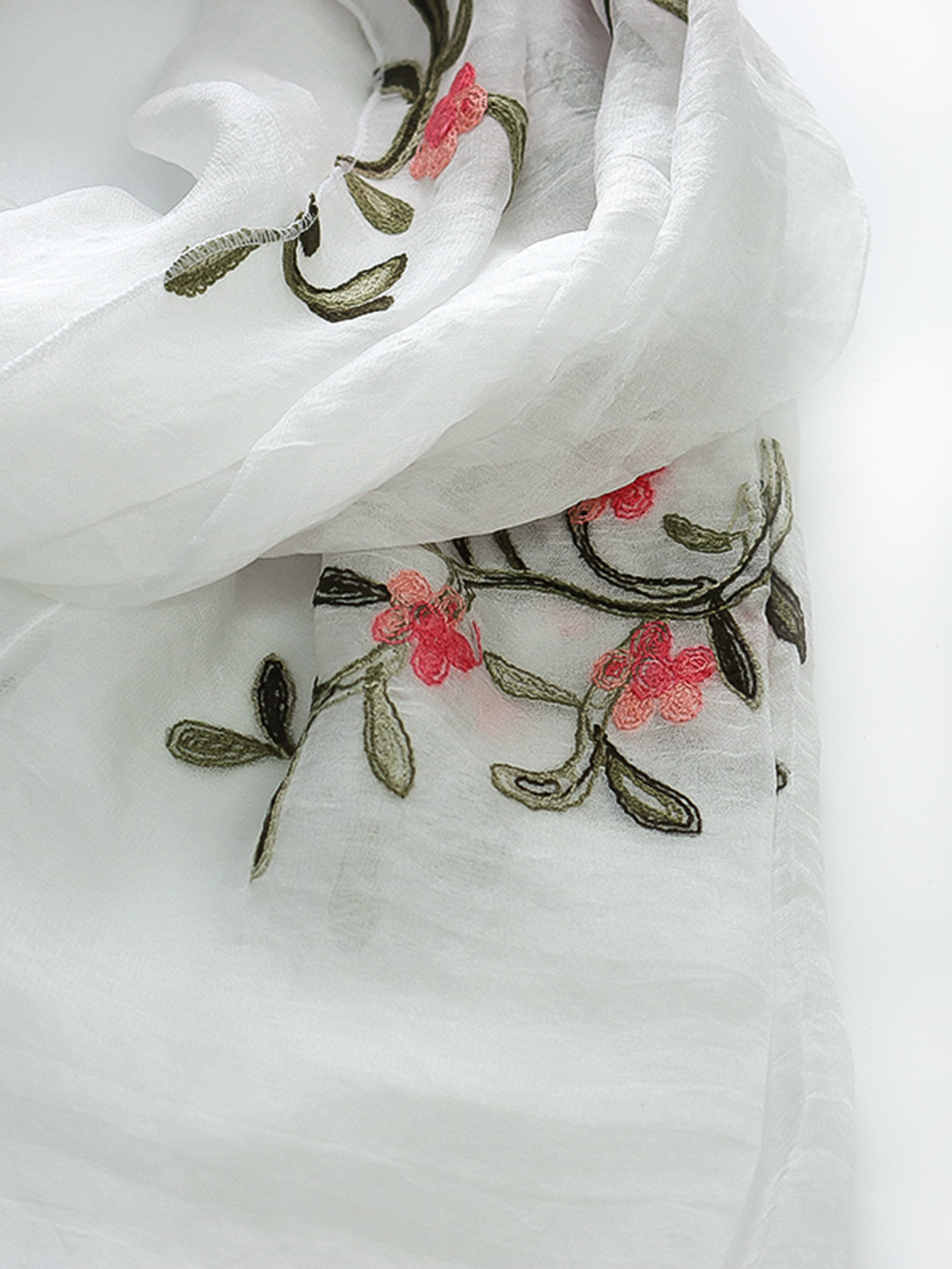 一件代发新款跨境专供美式田园风绣花披肩围脖外出拍照必防晒围巾详情20