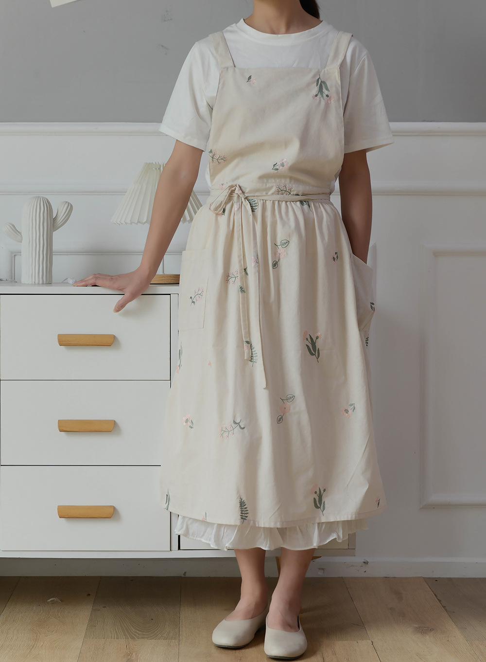 Wholesale of cross-border Korean version ins embroidered all-cotton kitchen aprons with pockets, cotton and linen waterproof aprons and waistbands pic 11