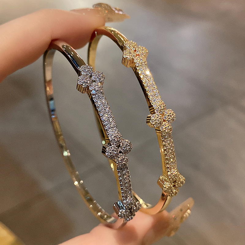 European and American cross-border fashion micro-inlaid four-leaf clover bracelet, copper material, retro trend, niche and trendy bracelet accessory, wristband pic 8