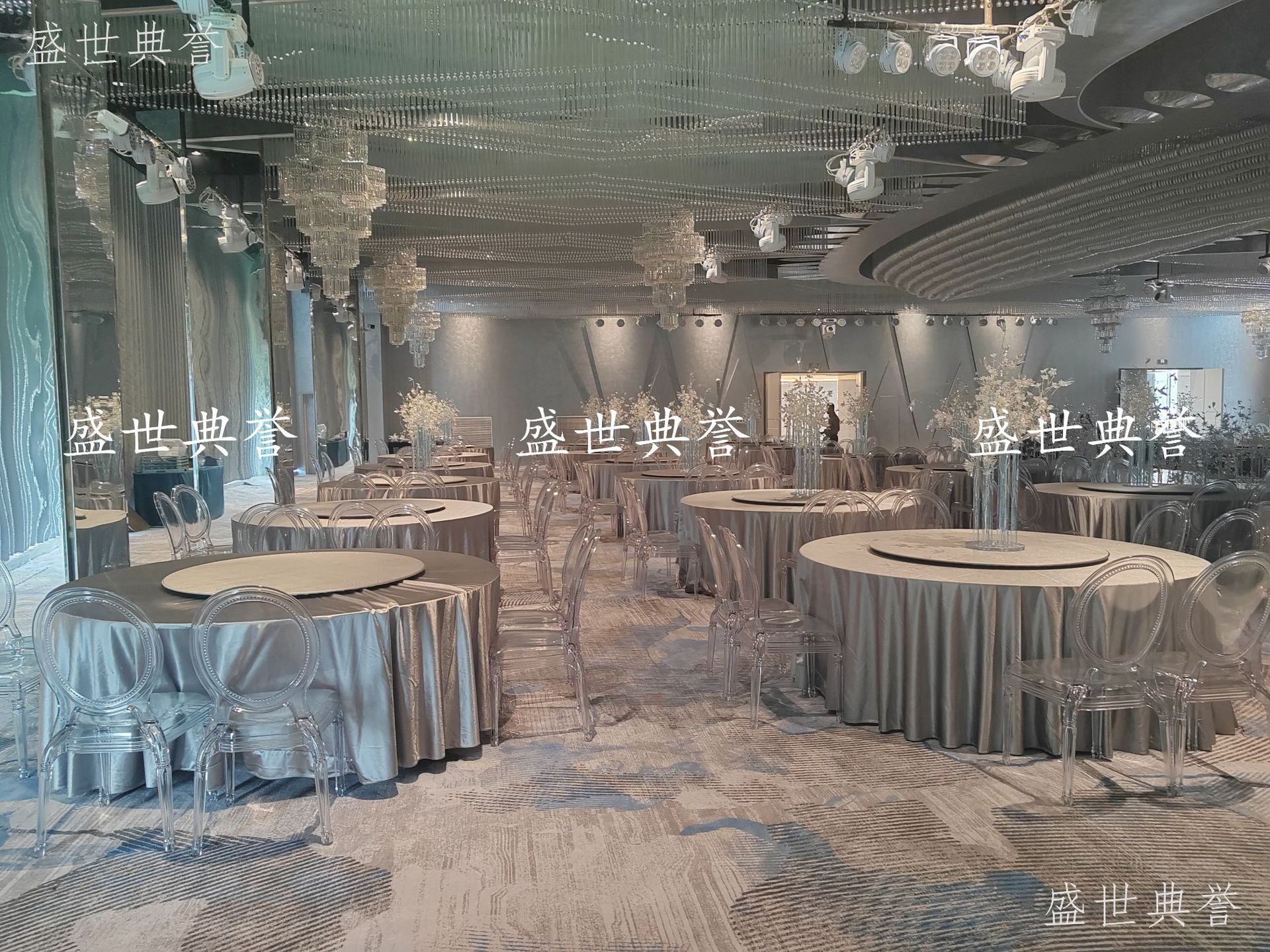 Xuancheng Banquet Center dining tables and chairs, hotel wedding banquet crystal chairs, theme wedding transparent princess chairs, one-piece round-back chairs pic 10
