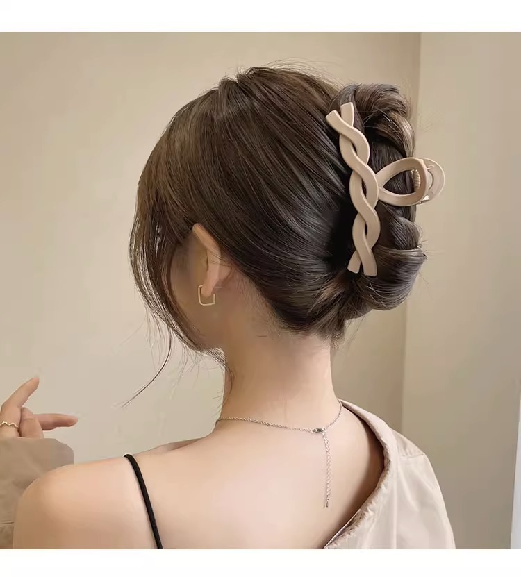 French elegant headwear for autumn and winter, including plush updo hair clips, large shark clips, hair clips and high-end hairpins wholesale pic 36