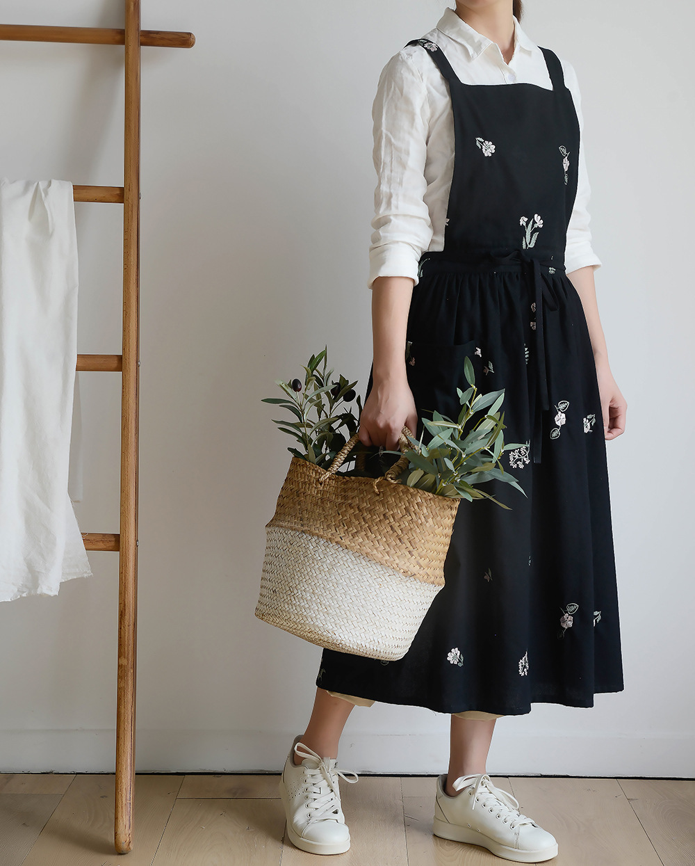 Wholesale of cross-border Korean version ins embroidered all-cotton kitchen aprons with pockets, cotton and linen waterproof aprons and waistbands pic 16