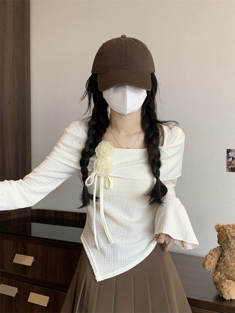 Korean style fashionable and elegant autumn new women's wear, beautiful design sense, slim and irregular long-sleeved short top pic 9