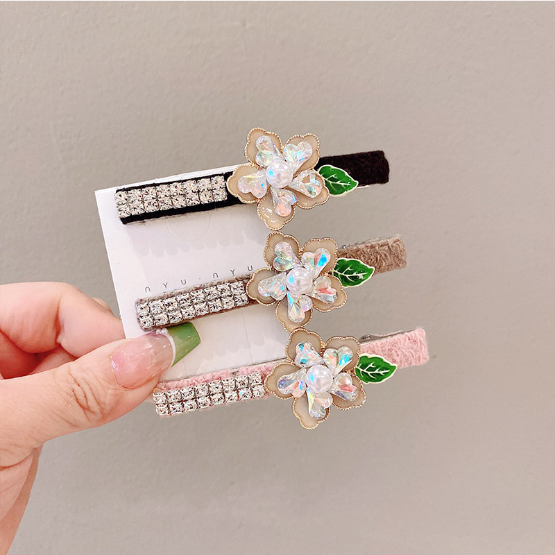 Black rhinestone velvet bangs clip with a high-end look, side clip with a duckbill clip and a small Chanel style, pearl rhinestone hair clip at the back of the head pic 5