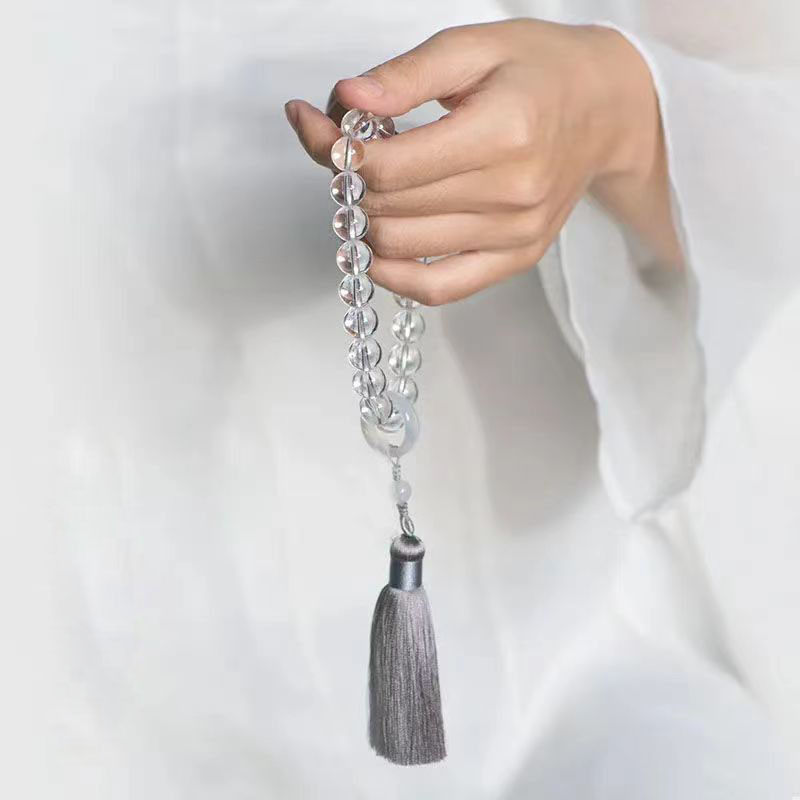 Qingqing Zijin holds a cultural and artistic bracelet that wraps around her fingers in a soft ancient style. This 18-seed prayer bead bracelet is a retro Hanfu accessory pic 6