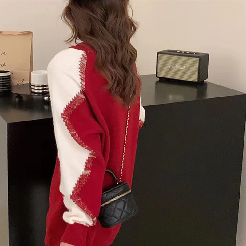 A gentle, soft and laid-back loose sweater for women in the Korean style for autumn and winter, with a unique design sense and contrasting colors pic 10