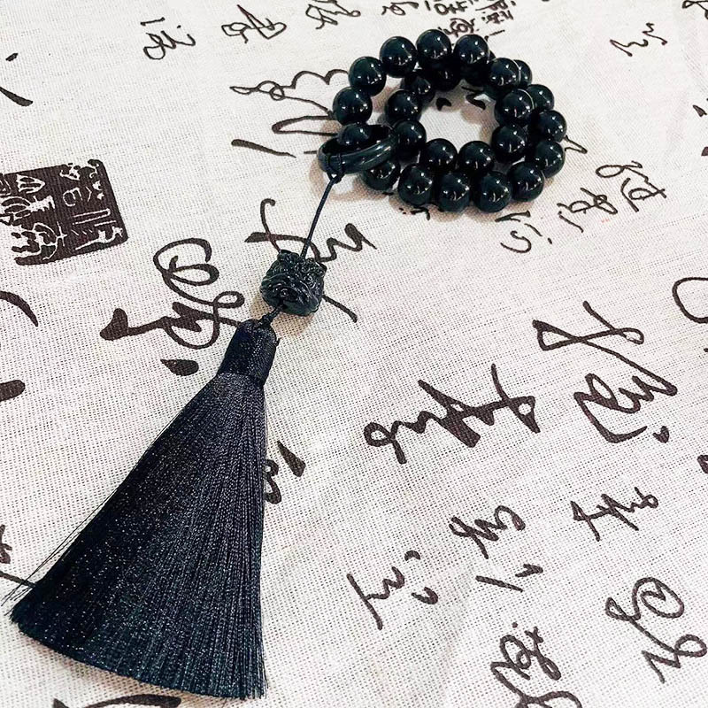 Qingqing Zijin holds a cultural and artistic bracelet that wraps around her fingers in a soft ancient style. This 18-seed prayer bead bracelet is a retro Hanfu accessory pic 30
