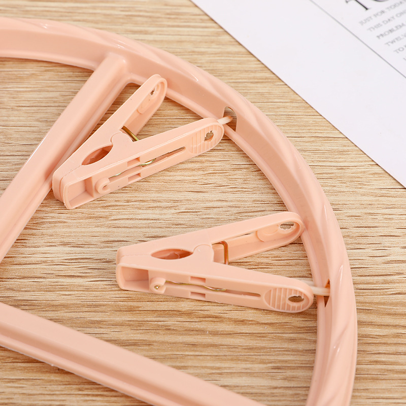 Plastic household round clothes hangers 2-yuan store round clothes hanger stall supply, windproof sock clips, underwear clips wholesale pic 4
