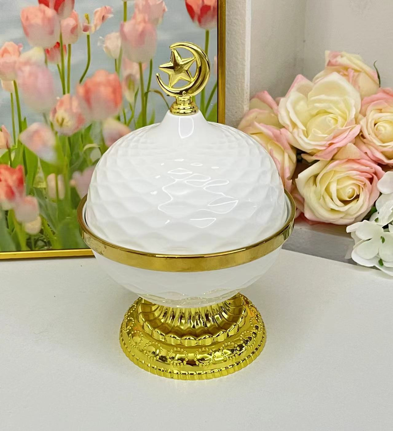 Light luxury home furnishings: multi-compartment fruit plates, dessert prints, covered bowls, European-style golden ceramic tea cups and plates, and pottery pic 7