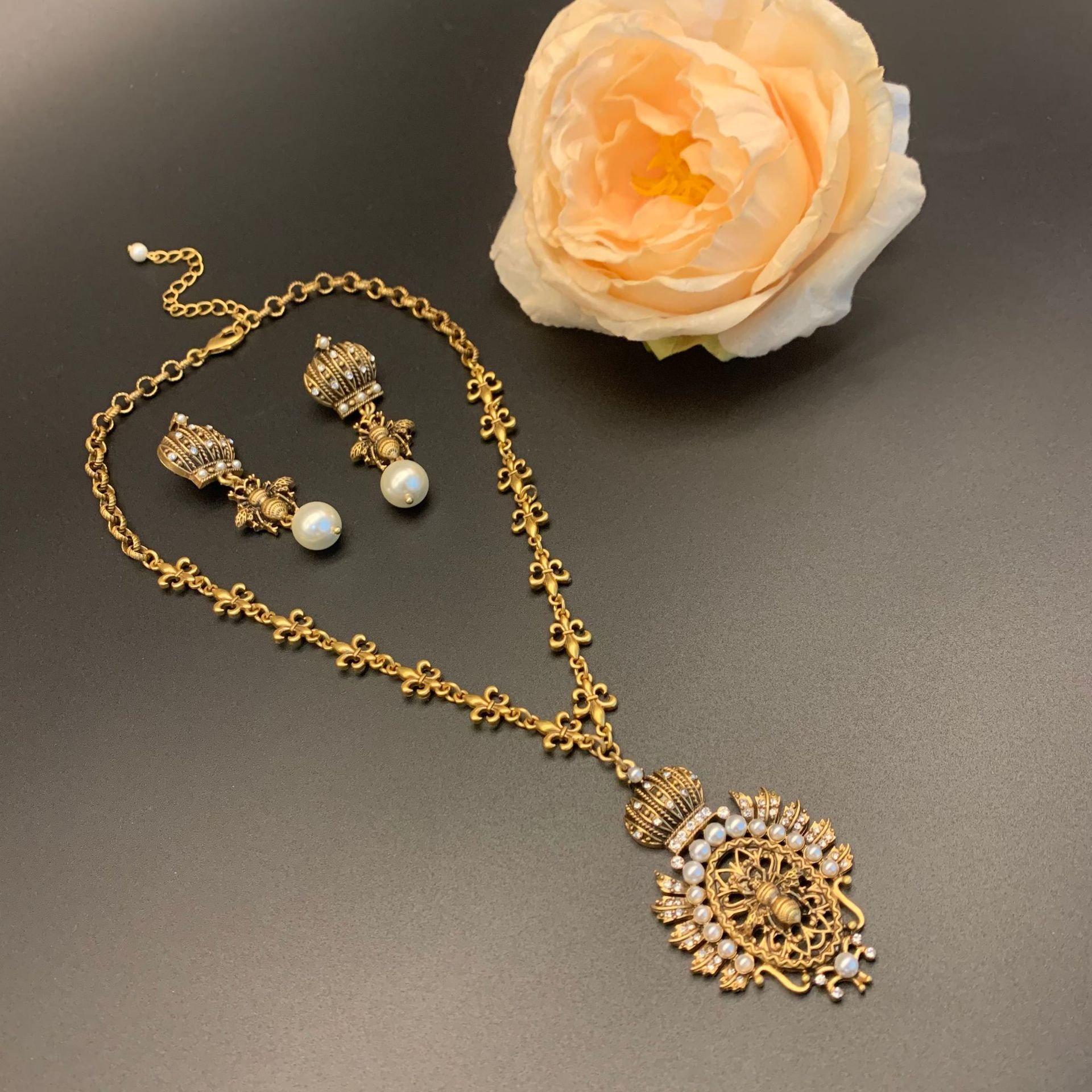 New vintage court-style distressed high-end jewelry set, necklaces, earrings, bee, elegant sweater, pendants, ear studs pic 4