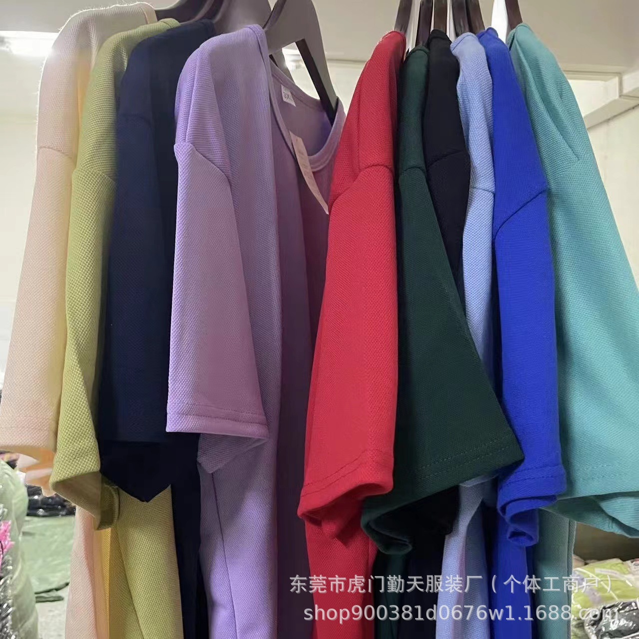 والقمصان القطنية (T-shiri)، التي بدأ العمل بها في عام 2024، قمصان ذات رقع حمراء مخففة من اللون الأحمر من أجل حملة المد والجزر pic 6