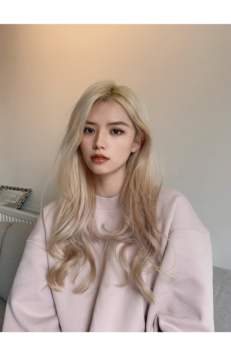 A full-length, fluffy and elegant wig for a blonde woman with middle-parted long curly hair in European and American fashion is available for wholesale pic 2