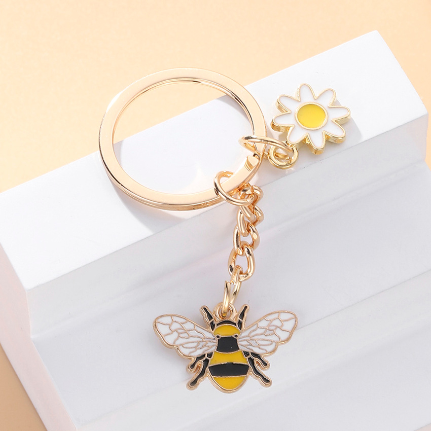 Creative and fresh Daisy metal keychain pendant, cute diamond-encrusted little bee keychain alloy decorative accessory pic 6