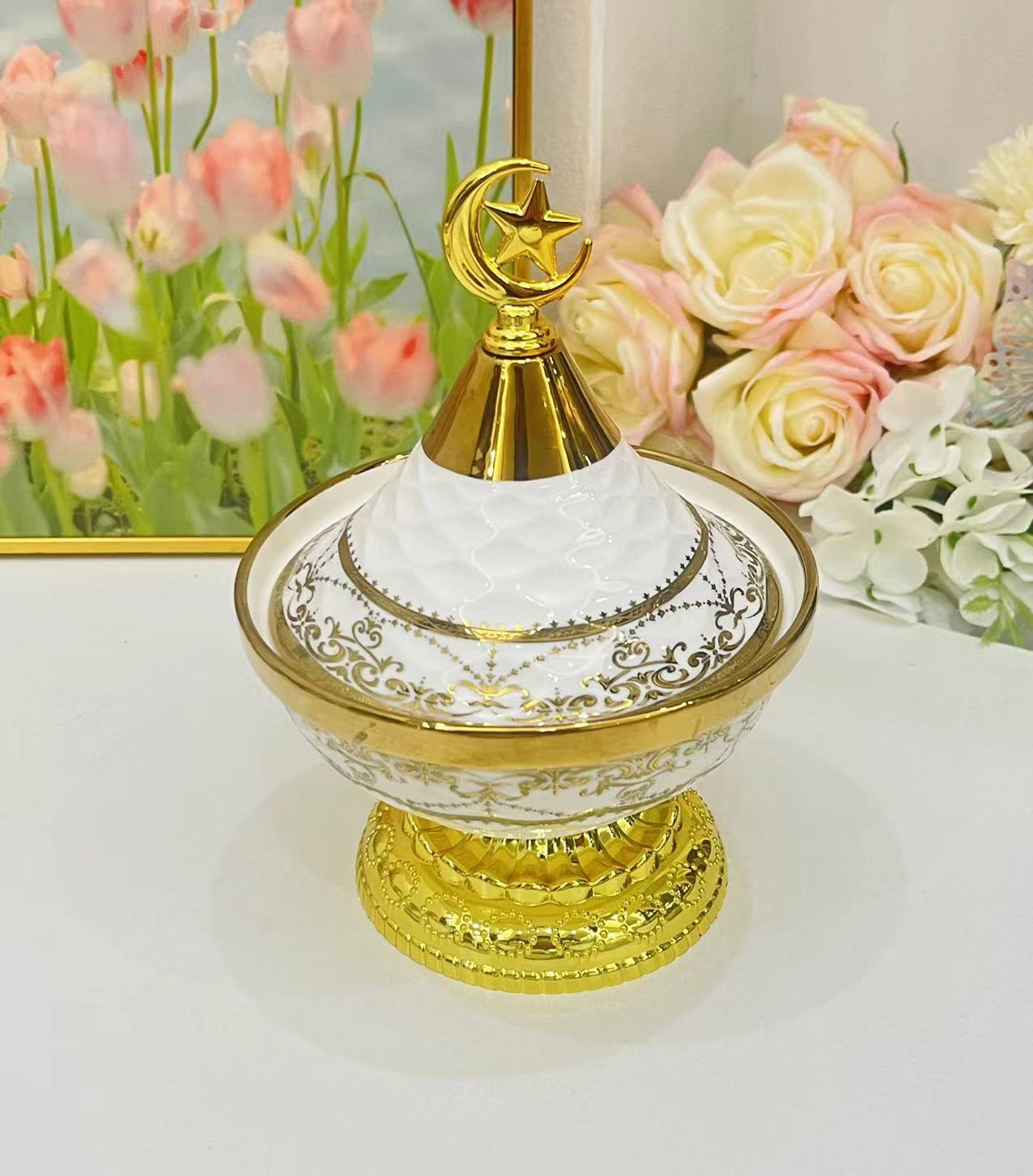 Light luxury home furnishings: multi-compartment fruit plates, dessert prints, covered bowls, European-style golden ceramic tea cups and plates, and pottery pic 6