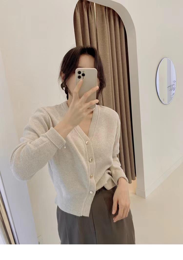The new Spring and Autumn wool cardigan for women, V-neck knitted sweater coat, loose top, short Korean-style base layer, trendy outerwear pic 4