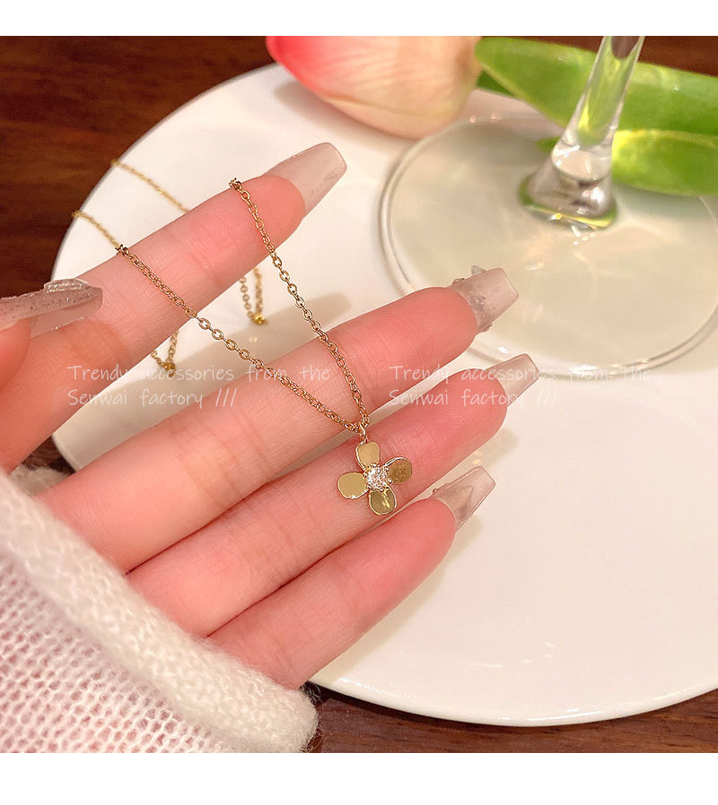 Four-leaf zircon flower titanium steel necklace with a cold and elegant female style, light luxury and niche design, collarbone chain, retro autumn and winter accessory pic 13