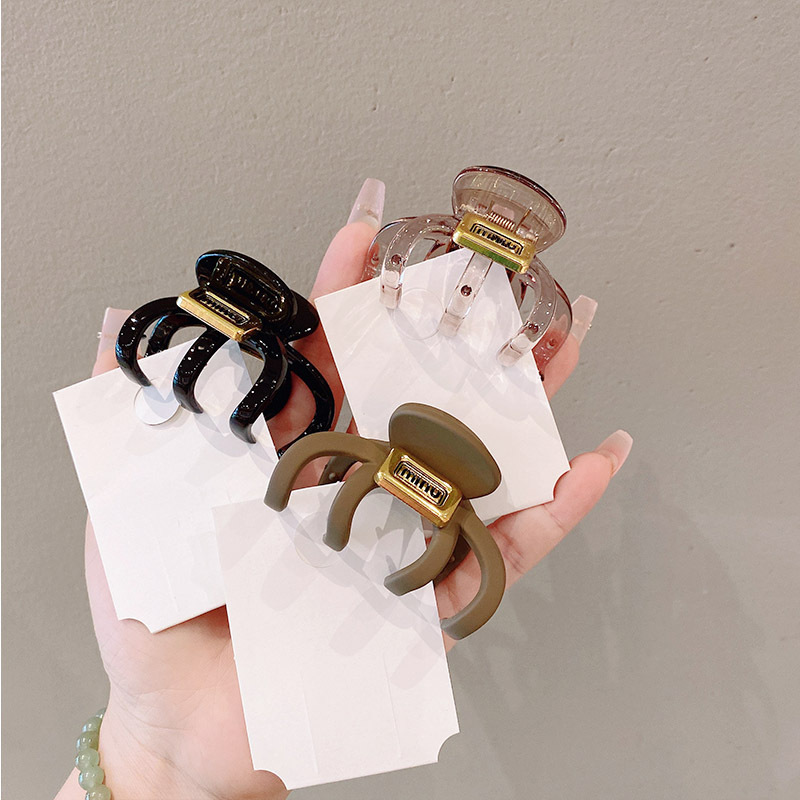 新款小众设计字母中号南瓜抓夹女三角形简约质感鲨鱼夹盘发发抓发详情21