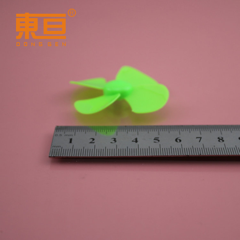 The Φ604Y1.5A green 60 four-blade propeller fan blade has an outer diameter of 57mm and is tightly fitted with a 1.5mm shaft pic 5