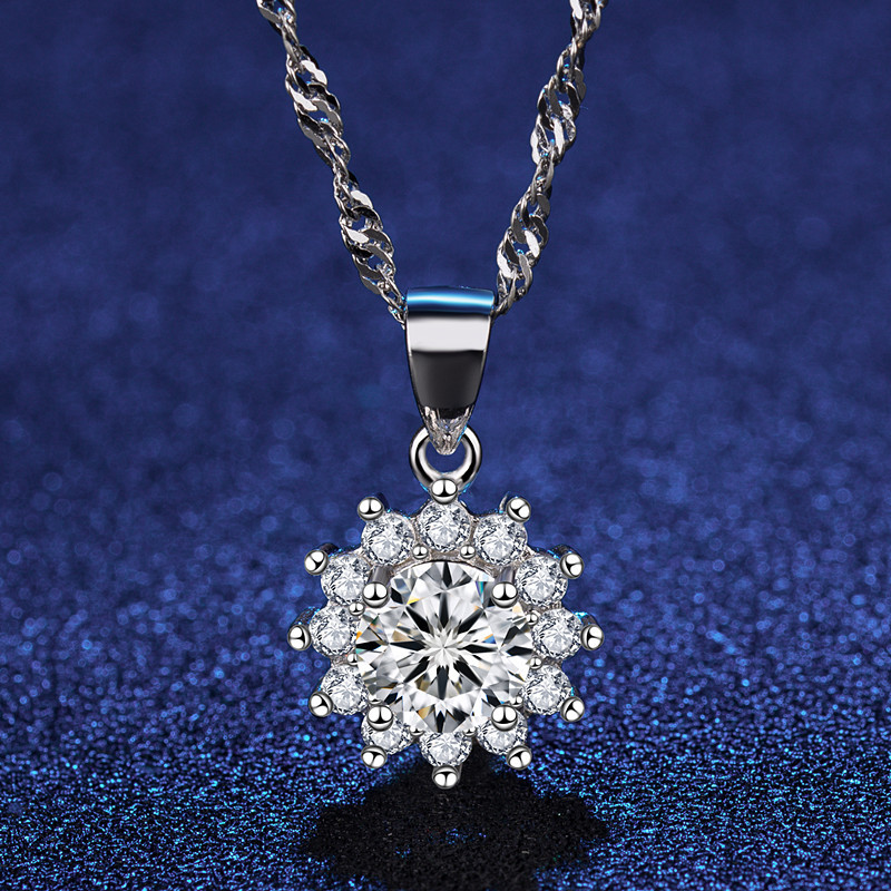 A high-quality imitation D-color moissanite four-leaf clover female pendant with eight hearts and eight arrows from a live-streaming product by a popular influencer on Kuaishou and Douyin pic 27