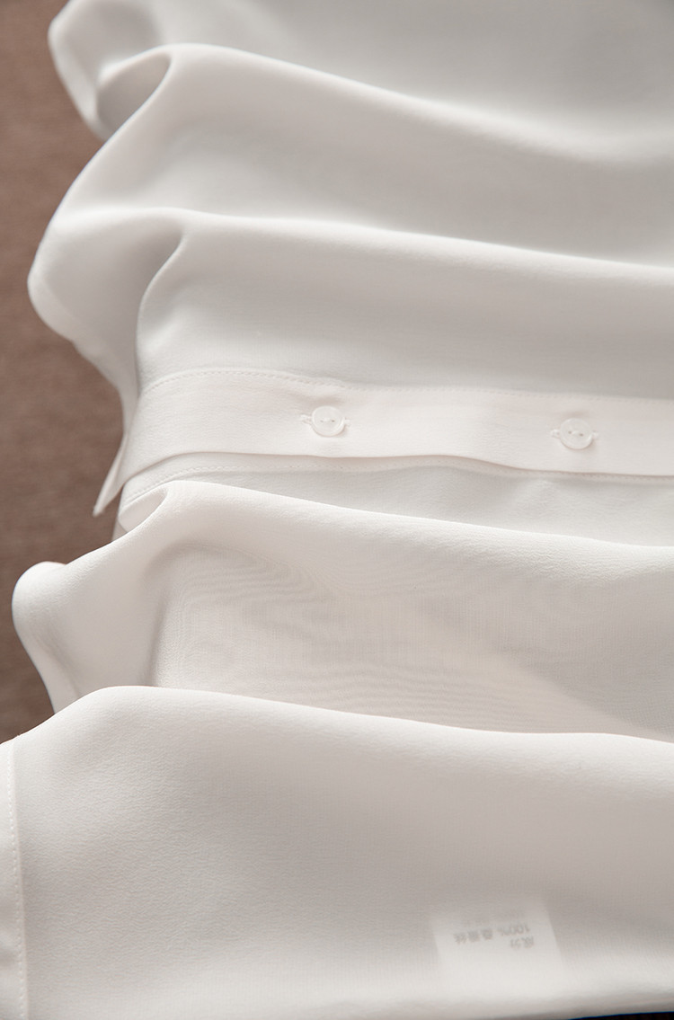 This is a light luxury women's silk shirt in a solid color with a black ear trim design and a niche ribbon base layer. It is a mulberry silk shirt pic 24