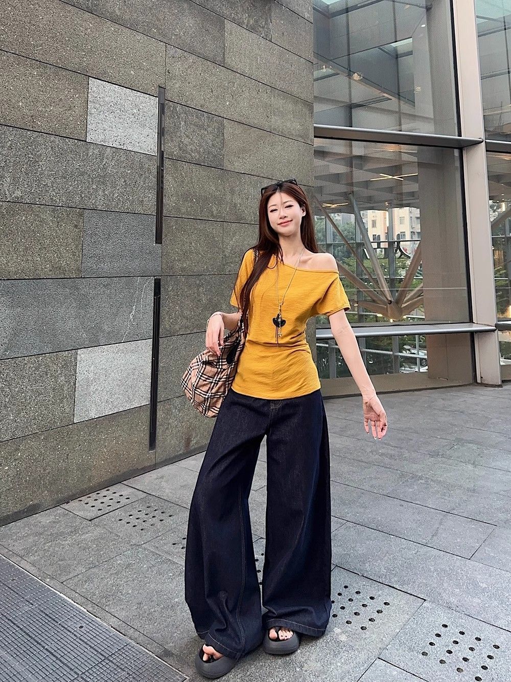 Korean casual design sense, niche and unique off-the-shoulder short-sleeved T-shirt for women, a chic summer waist-cinching and figure-hugging off-the-shoulder top pic 5