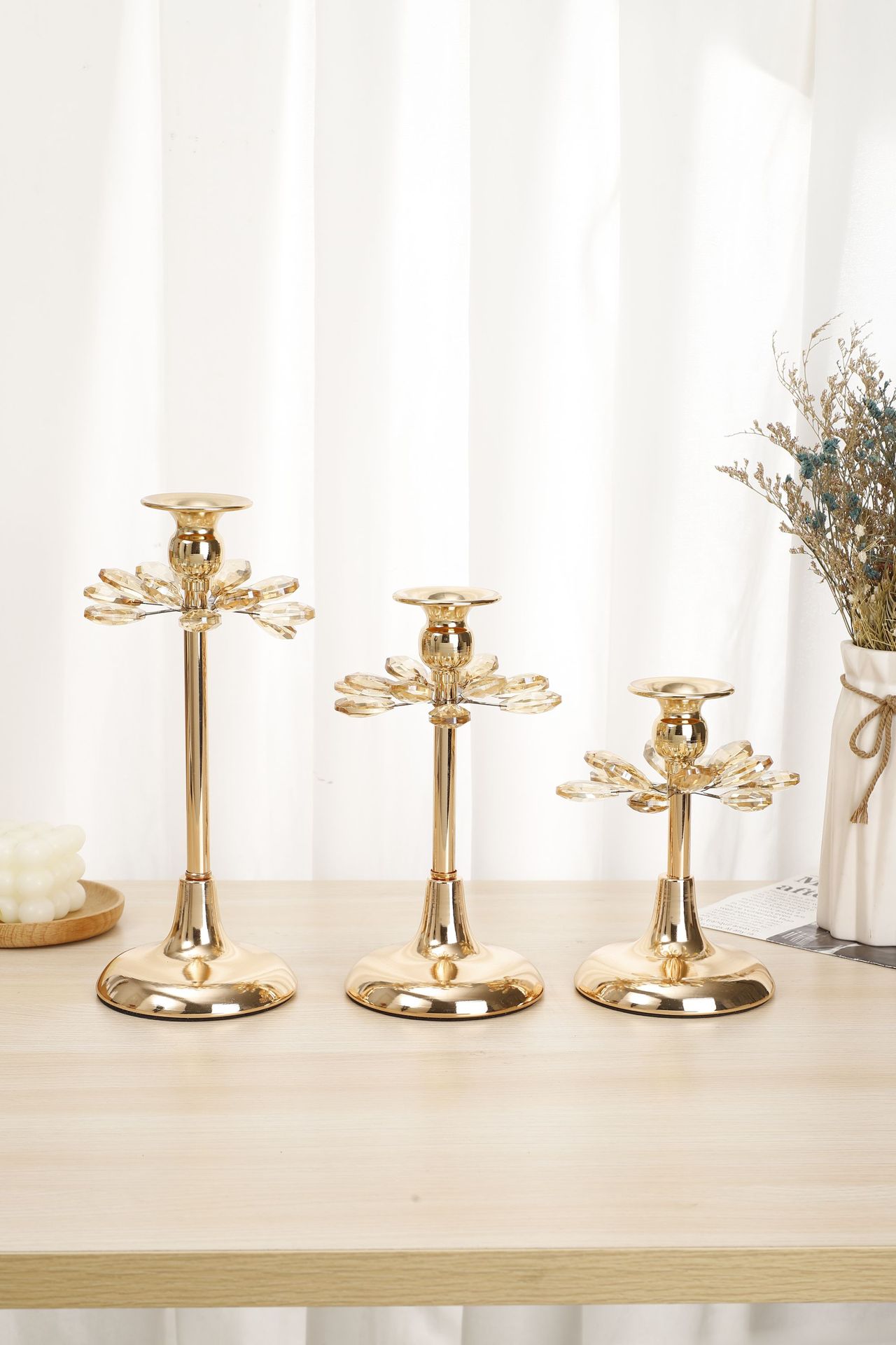 Factory direct sales of exquisite and creative flower-shaped metal ornaments for home, hotel, wedding and romantic candlestick displays pic 1