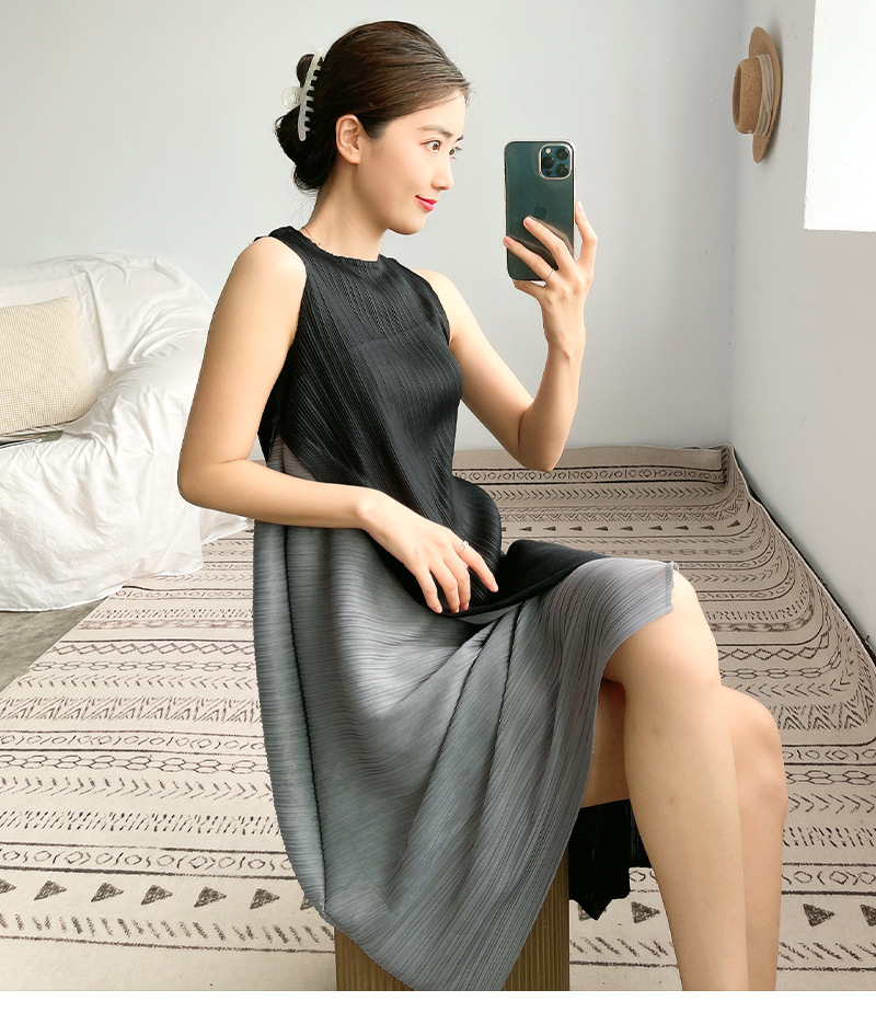 A mid-length sleeveless pleated dress for women, a new summer style by Miyake. This irregularly pieced A-line base dress is stylish pic 33