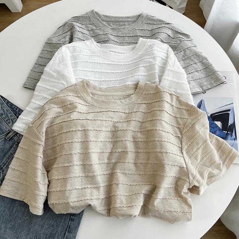 A chic and unique lace design round-neck short-sleeved T-shirt for women in the summer of 2025, featuring a simple, loose and versatile casual top trend pic 3