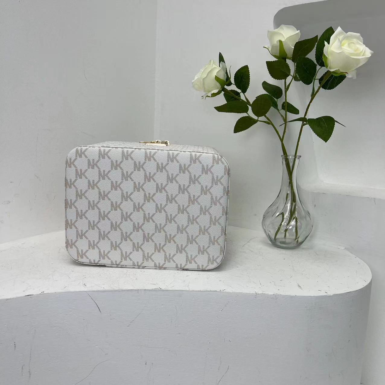 化妆包简约时尚潮手提化妆包便携分区收纳盒字母大容量旅行化妆包详情6