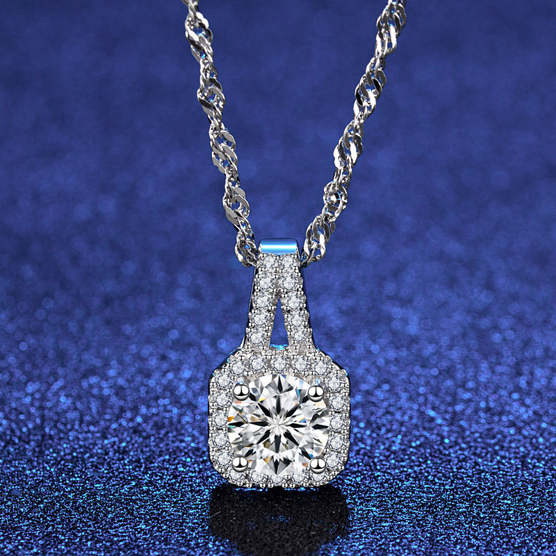 A high-quality imitation D-color moissanite four-leaf clover female pendant with eight hearts and eight arrows from a live-streaming product by a popular influencer on Kuaishou and Douyin pic 32