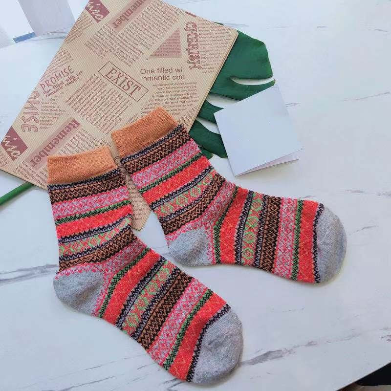 Wholesale of new UGG totem socks, high-top patterned home floor socks, warm wool socks and snow socks for autumn and winter pic 5