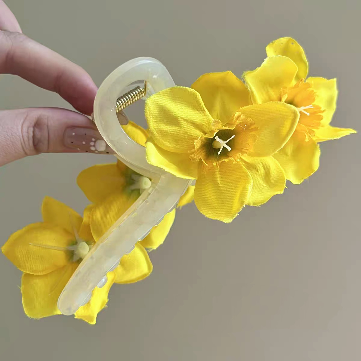The forest-themed yellow flower hairpin at the back of the head is sweet and fresh. The hair is styled in a small and neat style. The side of the bangs is styled in a trendy way pic 15