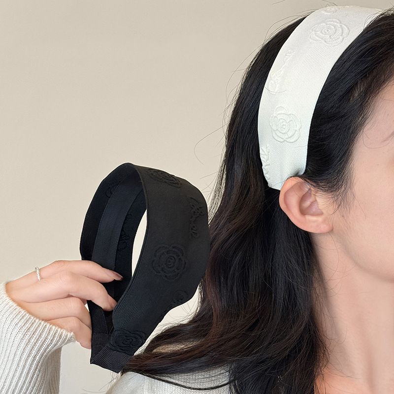 The gentle chanel-style wide-brimmed hair band exudes a feminine charm. The high top of the head is suitable for washing the face and pressing the hair. It is a versatile and high-end hair accessory for going out pic 9