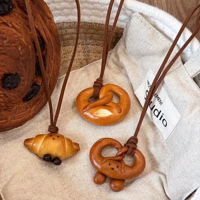 手工碱水面包吊坠挂脖项链可颂扭结贝果包包装饰挂件鹿皮绳毛衣链详情1