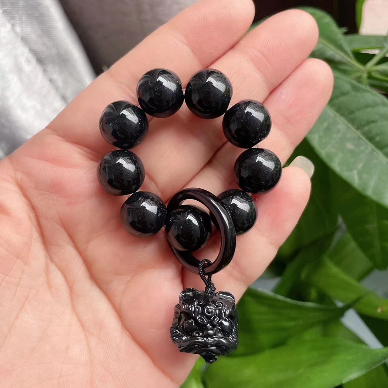 Qingqing Zijin holds a cultural and artistic bracelet that wraps around her fingers in a soft ancient style. This 18-seed prayer bead bracelet is a retro Hanfu accessory pic 1