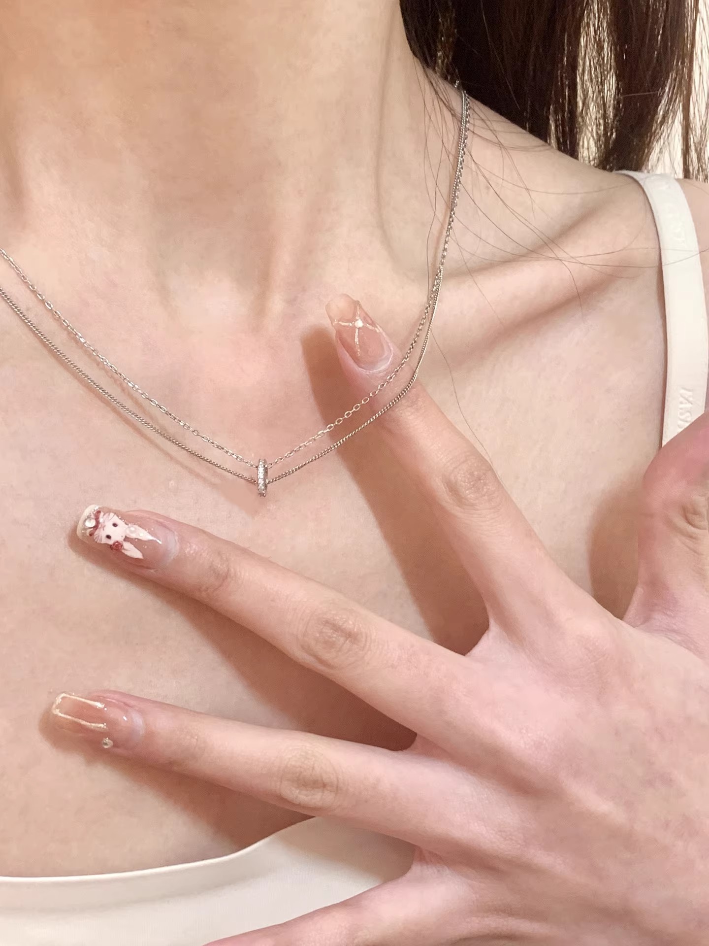 The double-layer necklace features a niche design, a fashionable and elegant style, and is versatile. The cold and cool pendant collarbone chain exudes a unique and high-end feel for winter pic 1