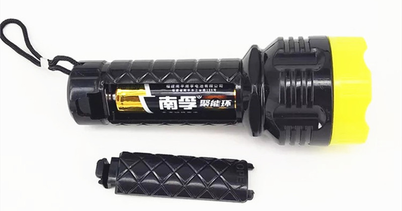 Factory direct sales of small flashlights, equipped with one 5-battery led mini 311-size flashlight pic 4