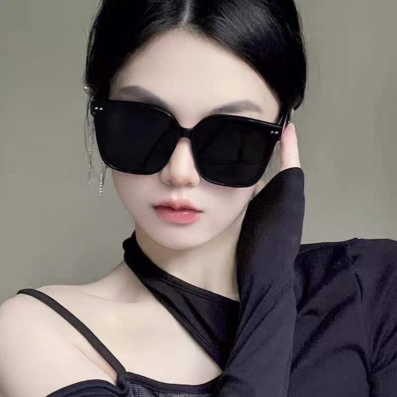 gm eyewear, a popular online celebrity on Douyin, offers UV-resistant polarized sunglasses and driving sunglasses. These sunglasses exude a sense of sophistication for women and make the face look smaller pic 2