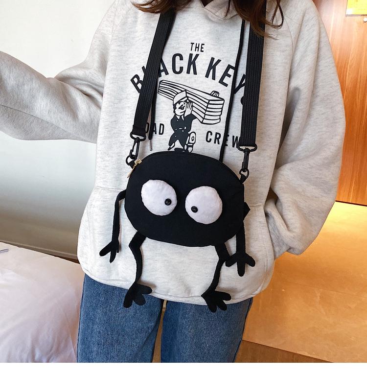 网红ins搞怪小黑毛煤球帆布斜挎包女可爱丑萌小包包女百搭单肩包详情11