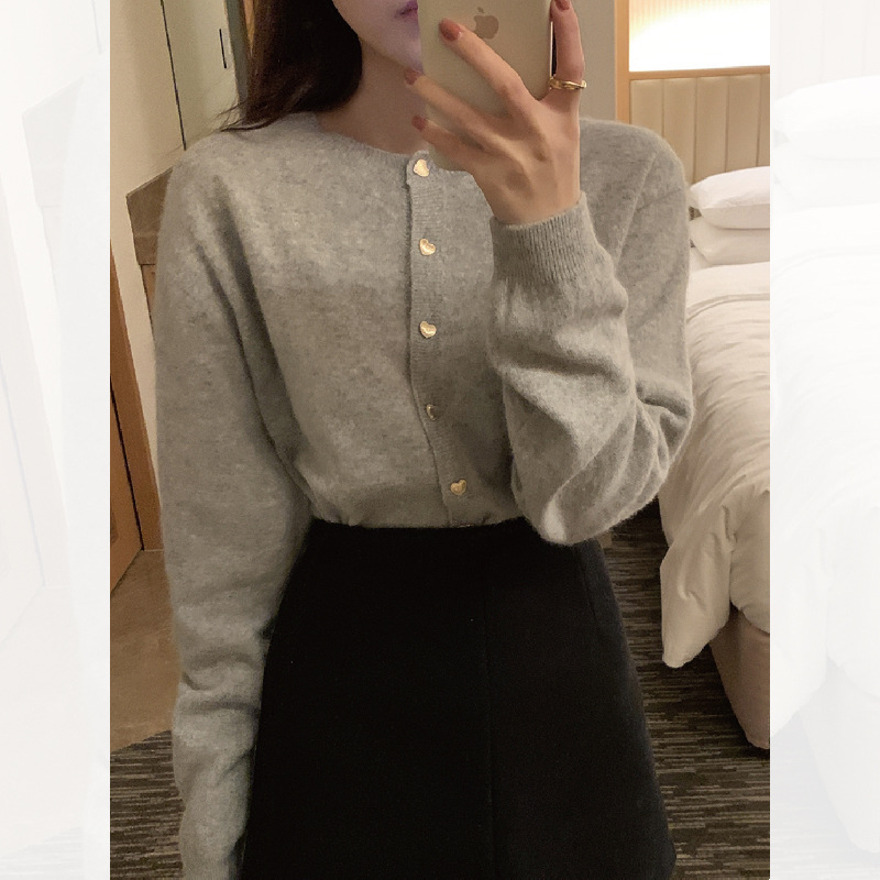 A gentle pink sweater with heart-shaped buttons for women in the spring and autumn of 2022, paired with a loose and sweet knitted cardigan jacket pic 30