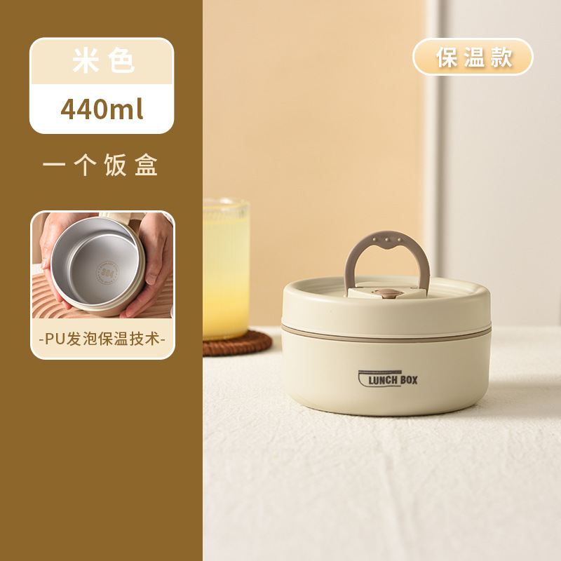 Office workers often carry Japanese-style insulated lunch boxes pic 3